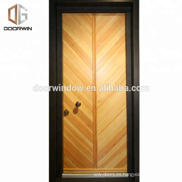 Puerta de entrada de la puerta principal con diseños de puertas de roble con duelas horizontales.